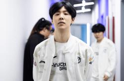 炫(xuàn)神因辱骂theshy，二(èr)路解说权限被收回，还被粉(fěn)丝投诉到全国掃(sǎo)黑办