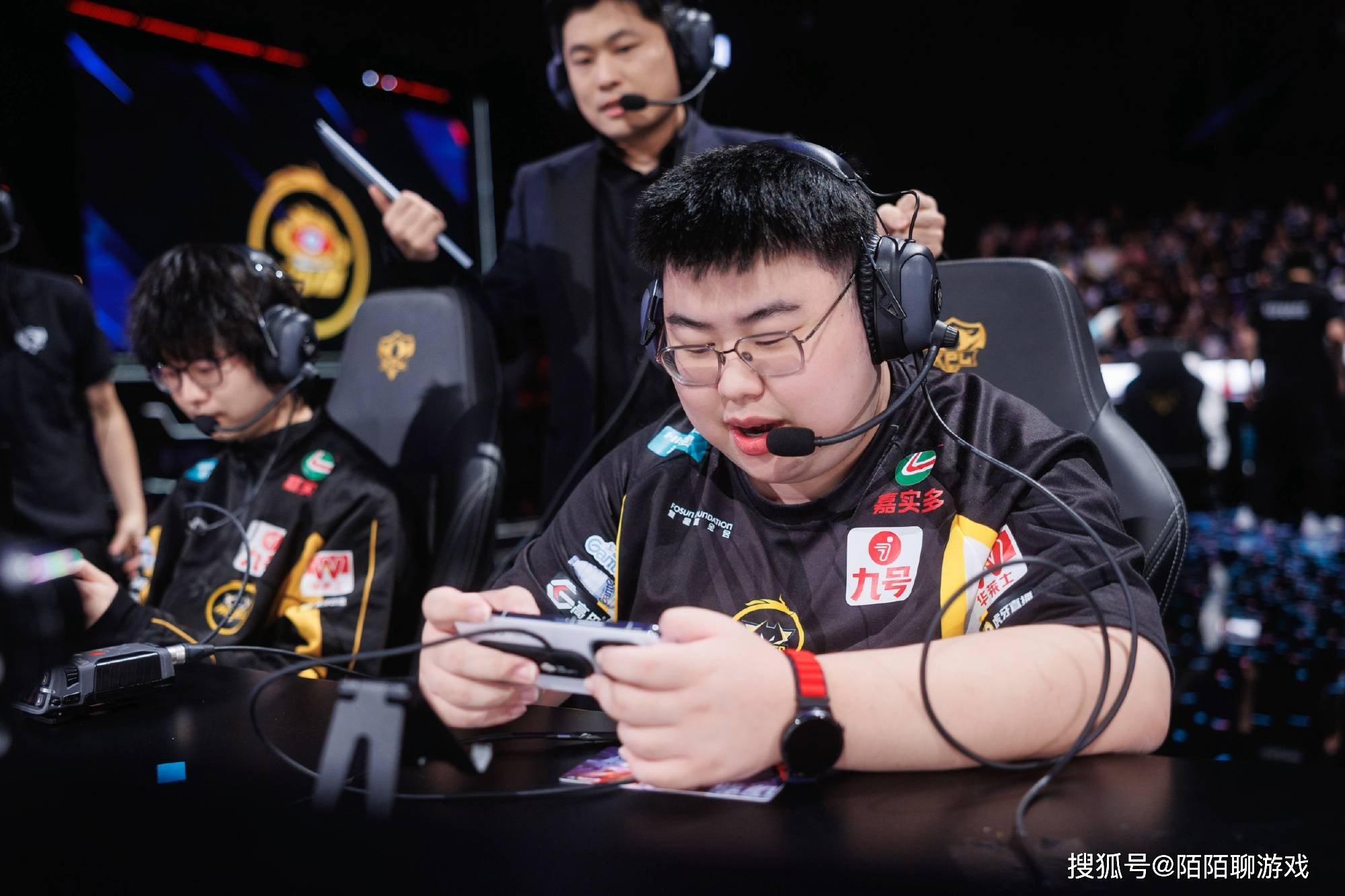 和estar和AG相比，狼队更像一支“四不像”队伍，小胖的状态决定狼队的上限！